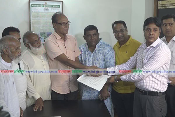 খুলনায় বিএনপি প্রার্থী মঞ্জুর মনোনয়নপত্র সংগ্রহ