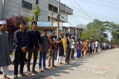 পুলিশি হামলার প্রতিবাদে শাবি শিক্ষার্থীদের মানববন্ধন