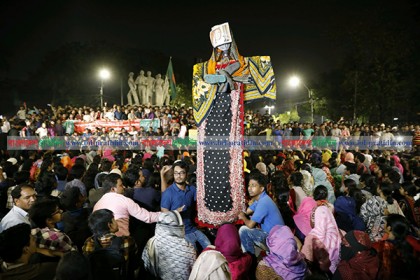 মতিয়া চৌধুরীর বক্তব্য প্রত্যাহারের দাবিতে উত্তাল ঢাবি