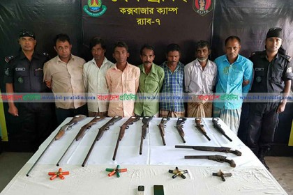 কক্সবাজারে বিপুল পরিমাণ অস্ত্র-গুলিসহ আটক ৭