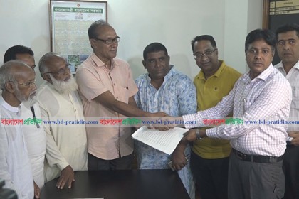 খুলনায় বিএনপি প্রার্থী মঞ্জুর মনোনয়নপত্র সংগ্রহ