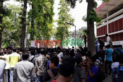 আবারও আন্দোলনে ফুঁসে উঠেছে রাবি