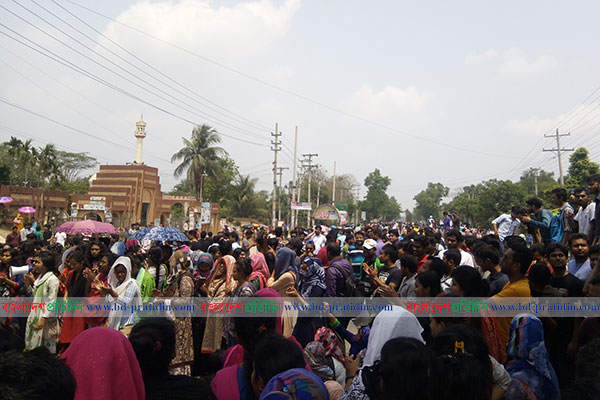 ফের উত্তাল জাবি, ঢাকা-আরিচা মহাসড়ক অবরোধ