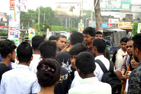 ঝিনাইদহে শিক্ষার্থীদের সাথে পুলিশের ধস্তাধস্তি