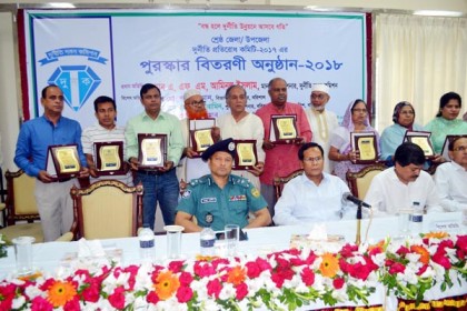 বরিশালে দুর্নীতি প্রতিরোধ কমিটির নেতৃবৃন্দকে দুদকের সম্মাননা

