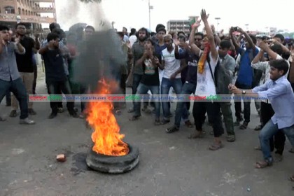 ঢাকা-বরিশাল-কুয়াকাটা মহাসড়কে শিক্ষার্থীদের অবরোধ 

