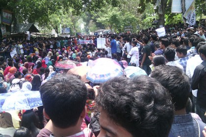 হাবিপ্রবিতে মহাসড়ক অবরোধ করে বিক্ষোভ