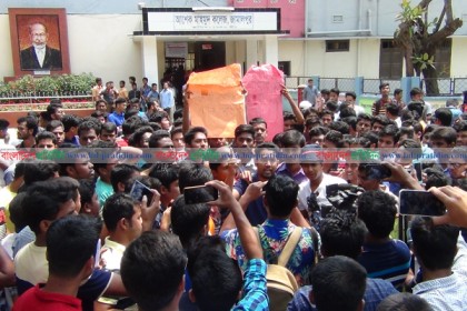 কোটা সংস্কারের দাবিতে জামালপুরে সড়ক অবরোধ