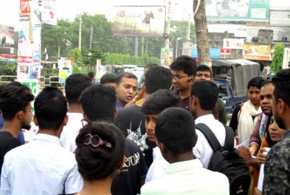 ঝিনাইদহে শিক্ষার্থীদের সাথে পুলিশের ধস্তাধস্তি