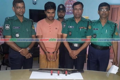 খুলনায় শিপ্রাকুন্ডু হত্যা মামলার আসামি অস্ত্রসহ গ্রেফতার
