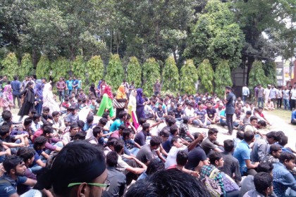 কোটা সংস্কারের দাবিতে টাঙ্গাইলে মাথায় কালো কাপড় বেঁধে বিক্ষোভ