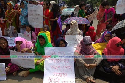 নীলক্ষেতে ঢাবি অধিভুক্ত ৭ কলেজ শিক্ষার্থীদের অবস্থান