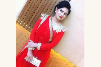মধ্যরাতে সুফিয়া কামাল হলে মারধরকারী কে এই এশা?