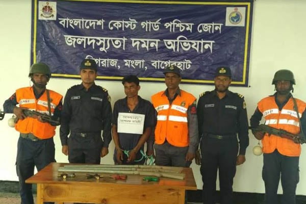 সুন্দরবন থেকে ৩টি অস্ত্রসহ বনদস্যু আটক 
