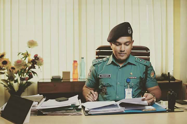'কান নিয়েছে চিলের মত আরেক ইস্যু এসে গেছে'