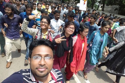 টিএসসিতে আনন্দ মিছিল