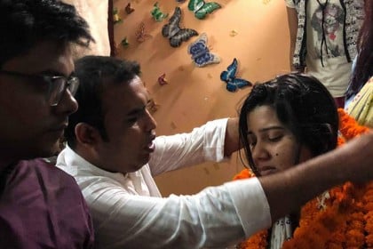 এশার পাশে ছাত্রলীগের সাবেক নেতারা 

