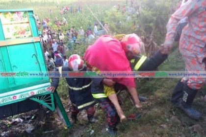 হোটেলে মাছবোঝাই ট্রাক, নিহত ২
