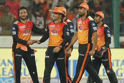 টস জিতে বোলিংয়ে সাকিবের হায়দরাবাদ 