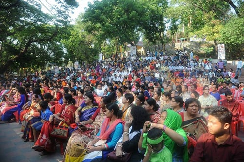 বর্ষবিদায় অনুষ্ঠানে মানুষের ঢল