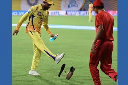 চেন্নাইয়ে জাদেজাকে লক্ষ্য করে জুতা নিক্ষেপ! (ভিডিও)