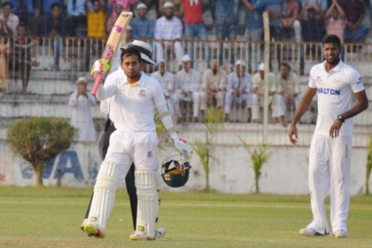 নিজ শহরে মুশফিকের দুর্দান্ত সেঞ্চুরি