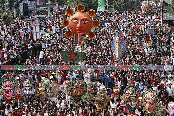 মঙ্গল শোভাযাত্রায় মানুষের ঢল