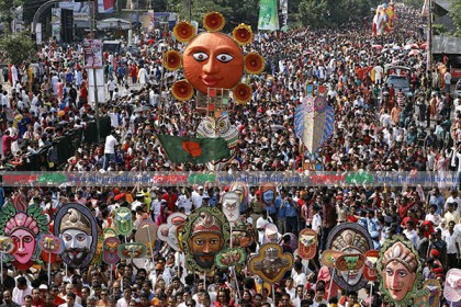 মঙ্গল শোভাযাত্রায় মানুষের ঢল