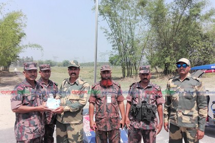 বাংলা নববর্ষ উপলক্ষে বিজিবি-বিএসএফের মিষ্টি বিতরণ