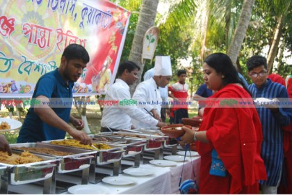 বর্ষবরণে পর্যটকদের পদচারণায় মুখরিত কুয়াকাটা সৈকত