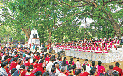 রমনার বটমূলে মানুষের ঢল