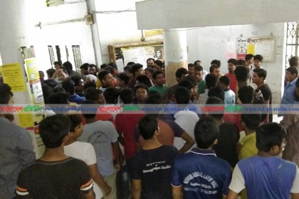 রাবিতে হল সংস্কারের দাবিতে বিক্ষোভ, ভাঙচুর
