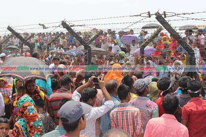 ঠাকুরগাঁও সীমান্তেও দুই বাংলার মিলনমেলা
