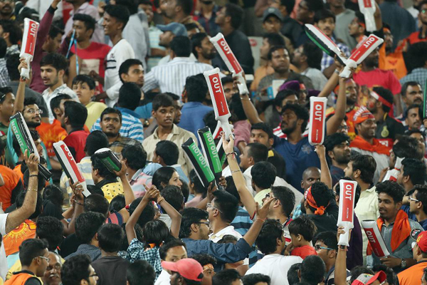 আইপিএলে খেলা চলাকালীন গ্যালারিতে তরুণীর শ্লীলতাহানি!