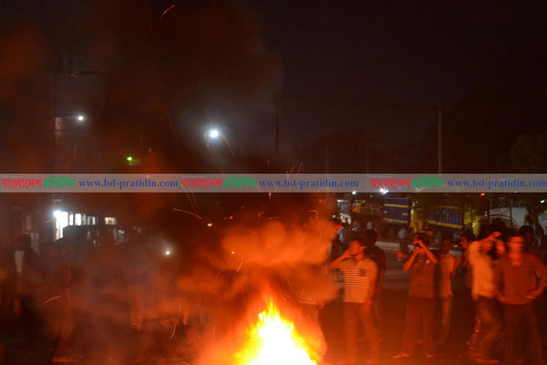 ঠাকুরগাঁওয়ে শ্রমিকদের মহাসড়ক অবরোধ ও অগ্নিসংযোগ