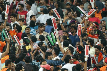 আইপিএলে খেলা চলাকালীন গ্যালারিতে তরুণীর শ্লীলতাহানি!