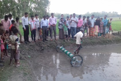 ধান চাষে জনপ্রিয় হয়ে উঠেছে ড্রাম সিডার পদ্ধতি
