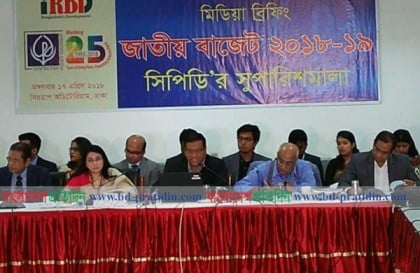 'প্রবৃদ্ধির ধারা থেকে বেরিয়ে আয়হীন কর্মসংস্থানের দিকে এগুচ্ছে দেশ'