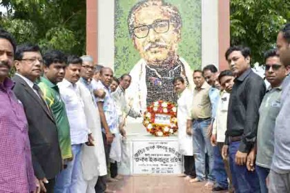 দিনাজপুরে বঙ্গবন্ধুর প্রতিকৃতিতে শ্রদ্ধার্ঘ্য অর্পণ

