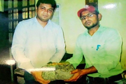 ঠাকুরগাঁওয়ে সরকারি ট্রেজারিতে কষ্টিপাথর দিলেন ছাত্রলীগ নেতা