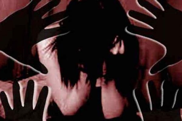 প্রেমিকের সামনেই প্রেমিকাকে গণধর্ষণ