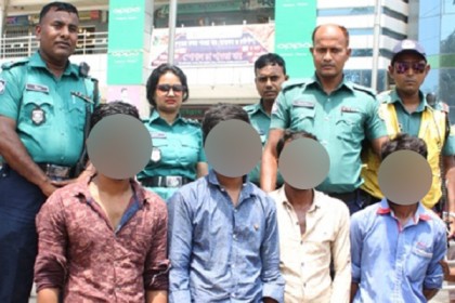 লাইসেন্স না থাকায় রাজধানীতে ৪ চালক গ্রেফতার