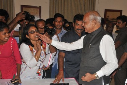 সাংবাদিকের গালে রাজ্যপালের চড়, ভারতে তোলপাড়
