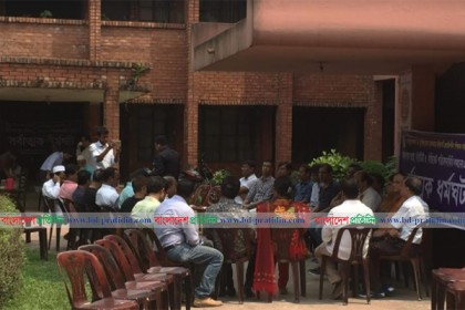 জাহাঙ্গীরনগরে শিক্ষকদের হাতাহাতি; আজও চলছে ধর্মঘট 