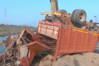 ভারতে বরযাত্রীবাহী গাড়ি নিয়ন্ত্রণ হারিয়ে নদীতে, নিহত ২১