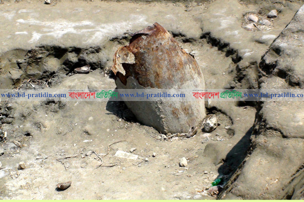 লক্ষ্মীপুরে পুকুর খনন করতে গিয়ে জাহাজের মাস্তুলের সন্ধান