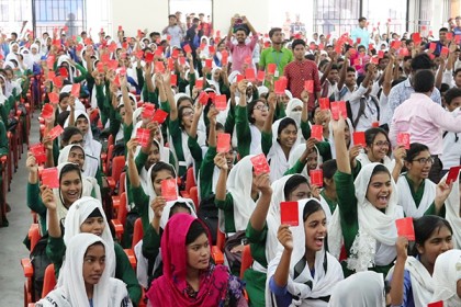 চুয়াডাঙ্গায় বাল্যবিয়েকে লাল কার্ড শিক্ষার্থীদের


