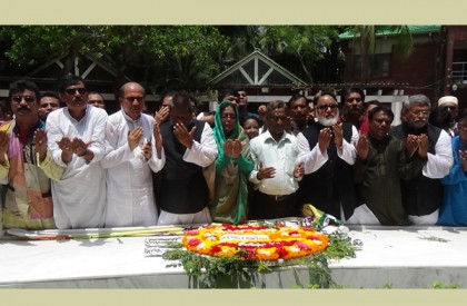 টুঙ্গিপাড়ায় জাতির পিতার সমাধিতে কৃষক লীগের শ্রদ্ধা নিবেদন