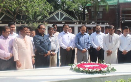জাতির পিতার সমাধিতে ঢাকা বিভাগীয় কমিশনারের শ্রদ্ধা