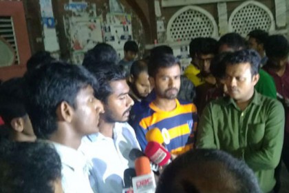 মাঝরাতে হল থেকে ছাত্রী বের করে দেয়ার প্রতিবাদে বিকেলে বিক্ষোভ